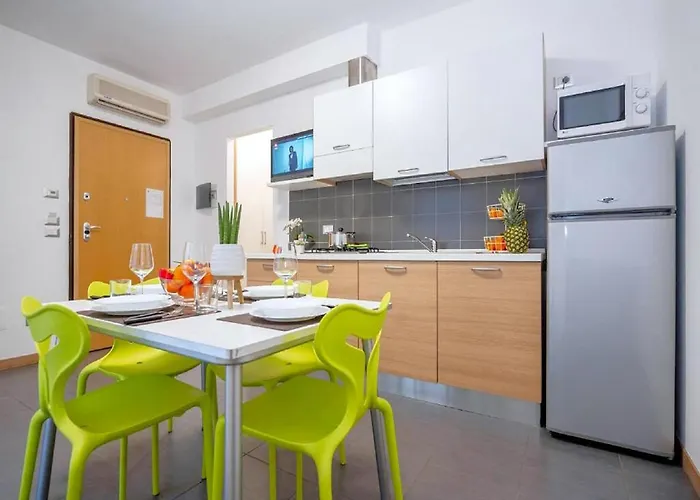 In Italy Near Beaches & Attractions * マルティンシクーロ