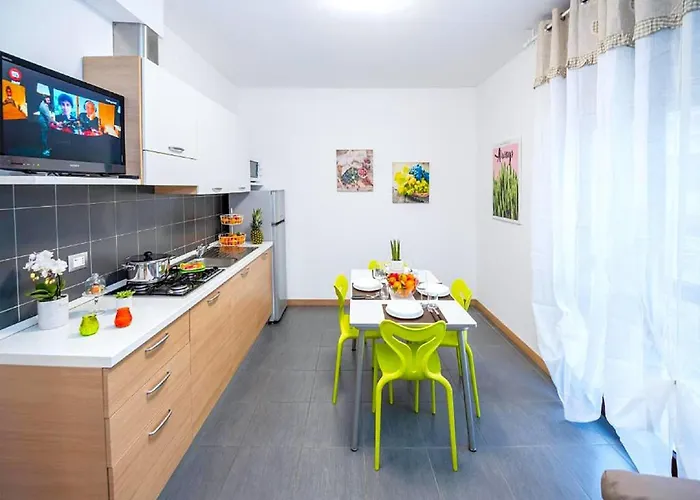 In Italy Near Beaches & Attractions アパート